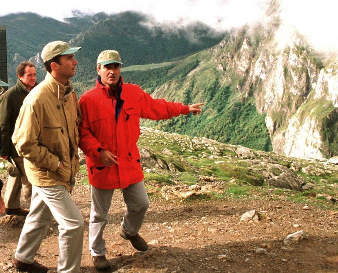 El Principe de Asturias Felipe de Borbón recorrió acompañado por el presidente regional José Joaquin Martinez Sieso, la parte cántabra de los Picos de Europa como colofón de la visita oficial a la región que ayer concluyó en Santander. 