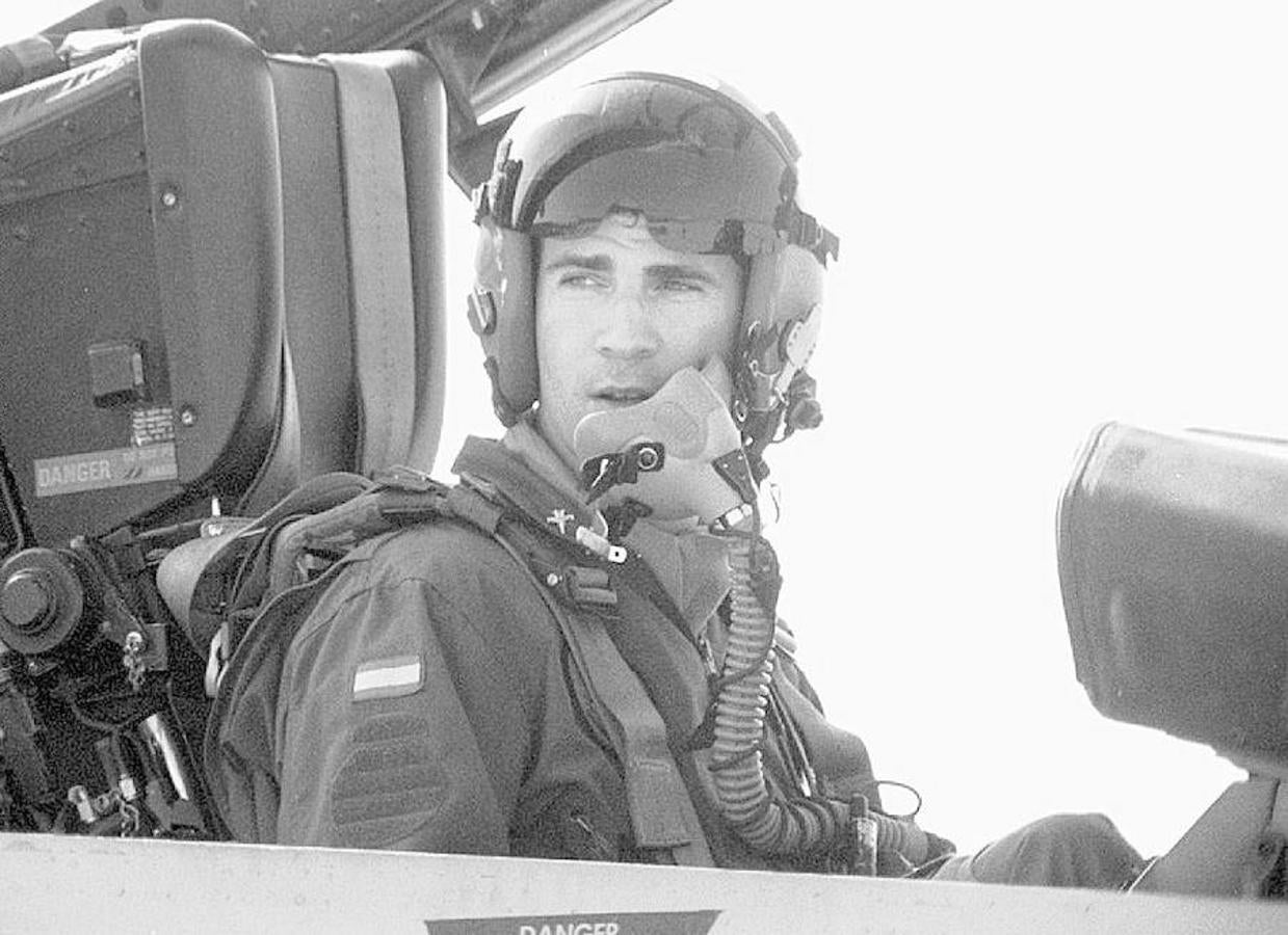 El Príncipe Felipe copilotando un avión cazabombardero del Ejército del Aire. 