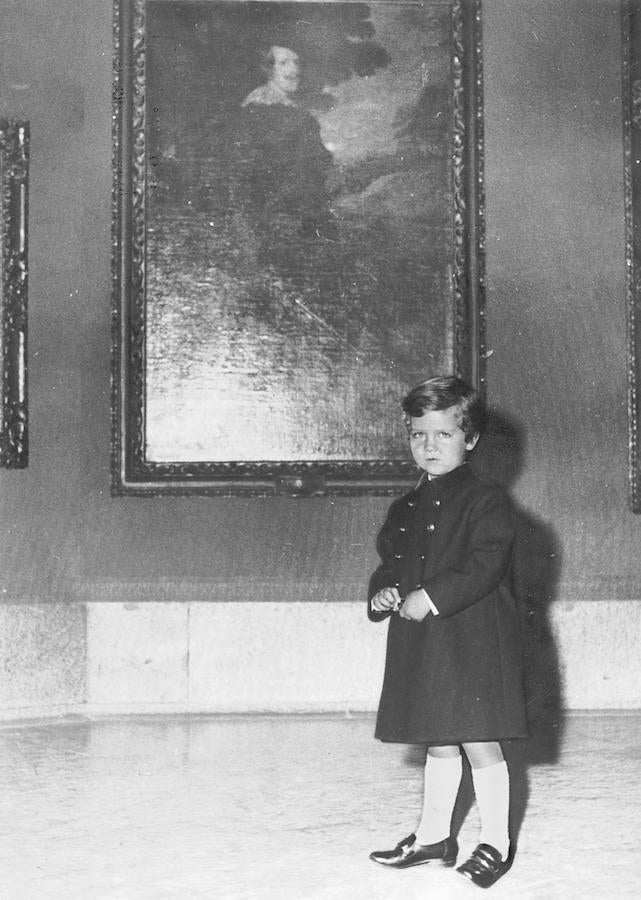 Una fotografía de Don Felipe, hijo del entonces Príncipe de Asturias, Don Juan Carlos, ante el retrato de Felipe V. 