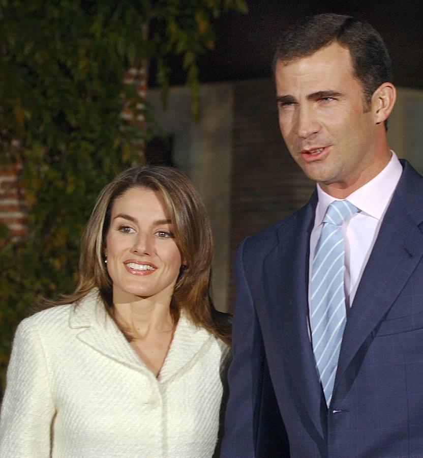 El Príncipe de Asturias y Letizia Ortiz durante su primera comparecencia juntos desde que se anunció su compromiso, para presentarse como pareja ante laopinión publica en los jardines de la residencia del Príncipe dentrodel recinto del Palacio de la Zarzuela.. 