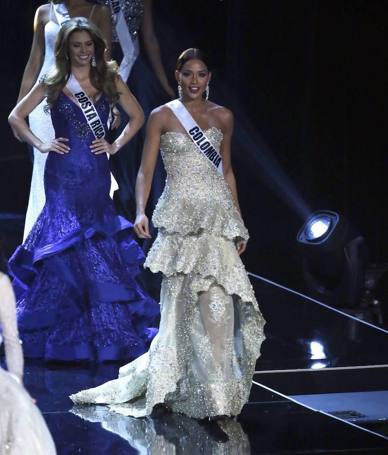 Desfile en traje de baño, vestido de noche, traje típico... las aspirantes tienen que pasar varias pruebas y pasear sobre el escenario con distintos modelos, demostrando su elegancia, simpatía y soltura en la pasarela