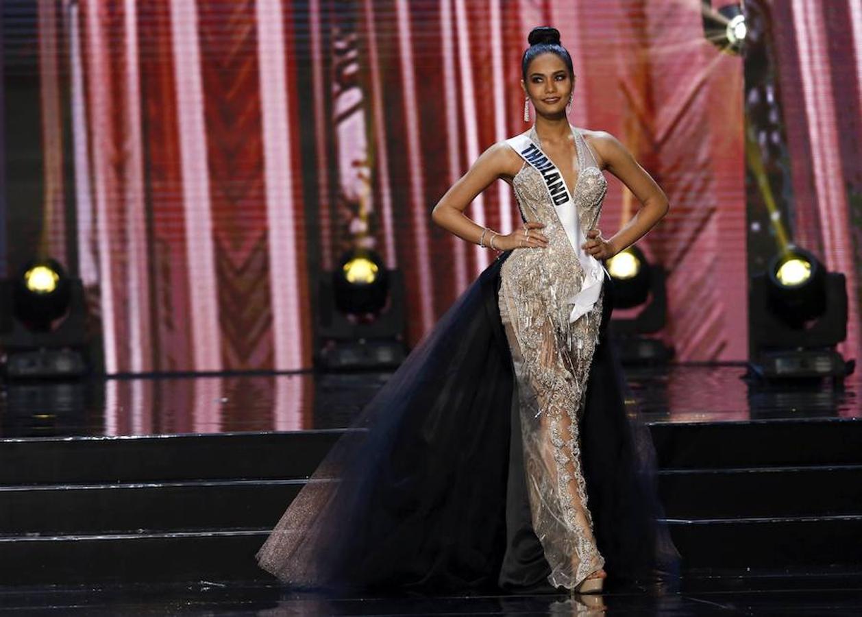 Desfile en traje de baño, vestido de noche, traje típico... las aspirantes tienen que pasar varias pruebas y pasear sobre el escenario con distintos modelos, demostrando su elegancia, simpatía y soltura en la pasarela. 