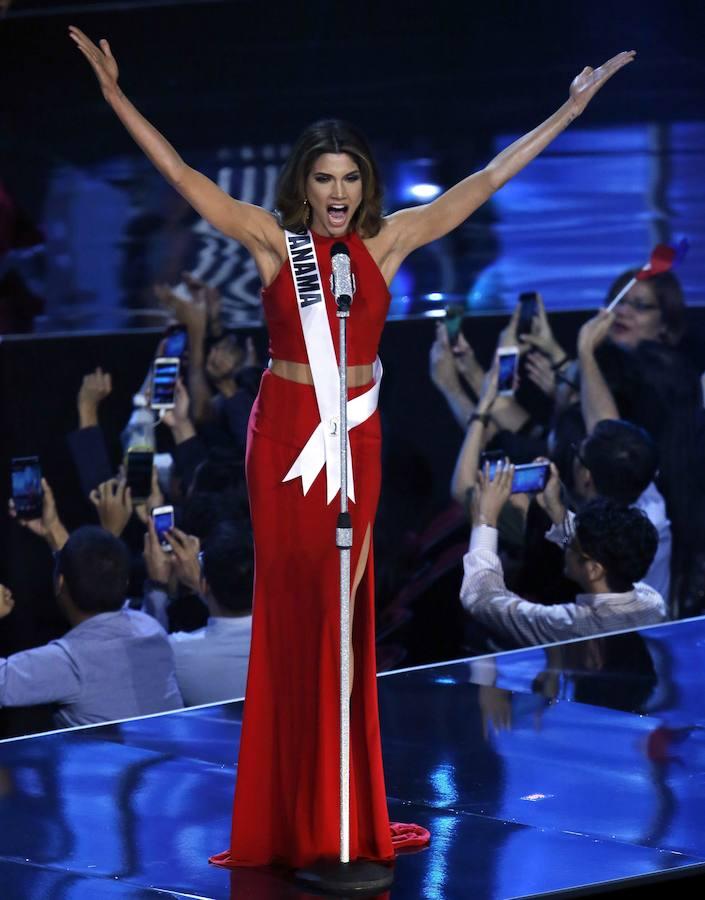 Desfile en traje de baño, vestido de noche, traje típico... las aspirantes tienen que pasar varias pruebas y pasear sobre el escenario con distintos modelos, demostrando su elegancia, simpatía y soltura en la pasarela