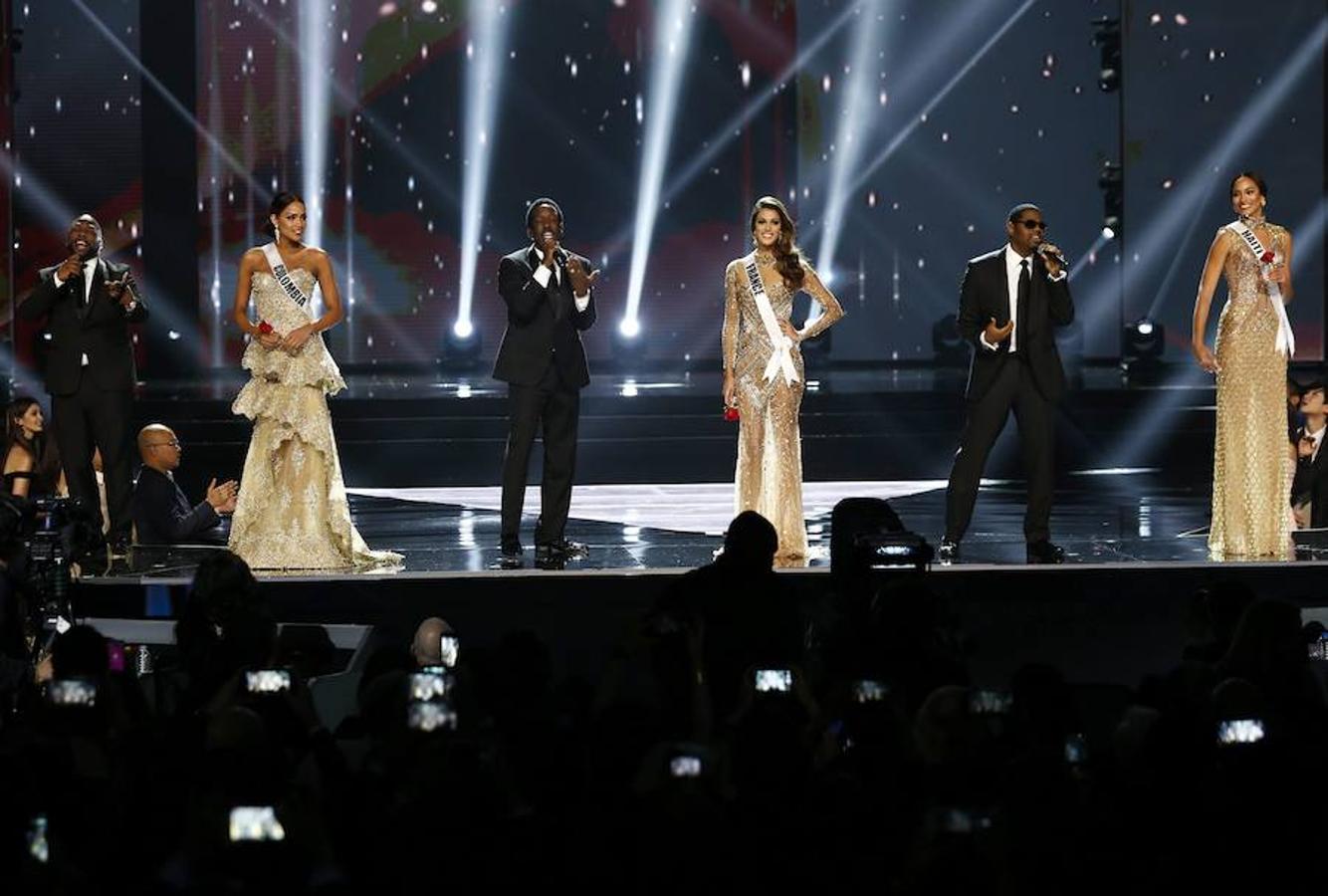 Desfile en traje de baño, vestido de noche, traje típico... las aspirantes tienen que pasar varias pruebas y pasear sobre el escenario con distintos modelos, demostrando su elegancia, simpatía y soltura en la pasarela