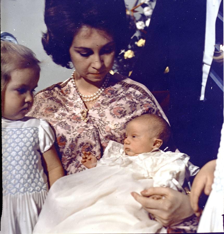 Su madre y su hermana posan para una fotografía el día de su nacimiento, 30 de enero de 1968. 