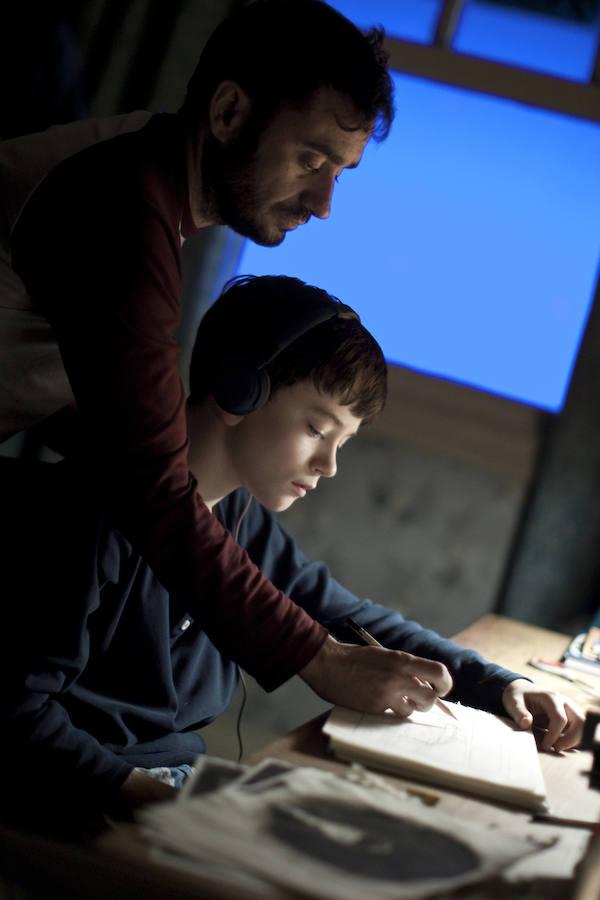 J. A. Bayona, por «Un monstruo viene a verme». El director da un último consejo al protagonista, Lewis MacDougall, antes de una toma