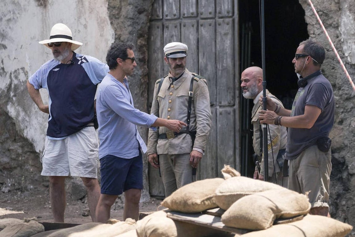 Salvador Calvo, por «1898. Los últimos de Filipinas» (Mejor dirección novel). El director (en el centro: pantalón corto, camisa) dirige a los protagonistas de su filme