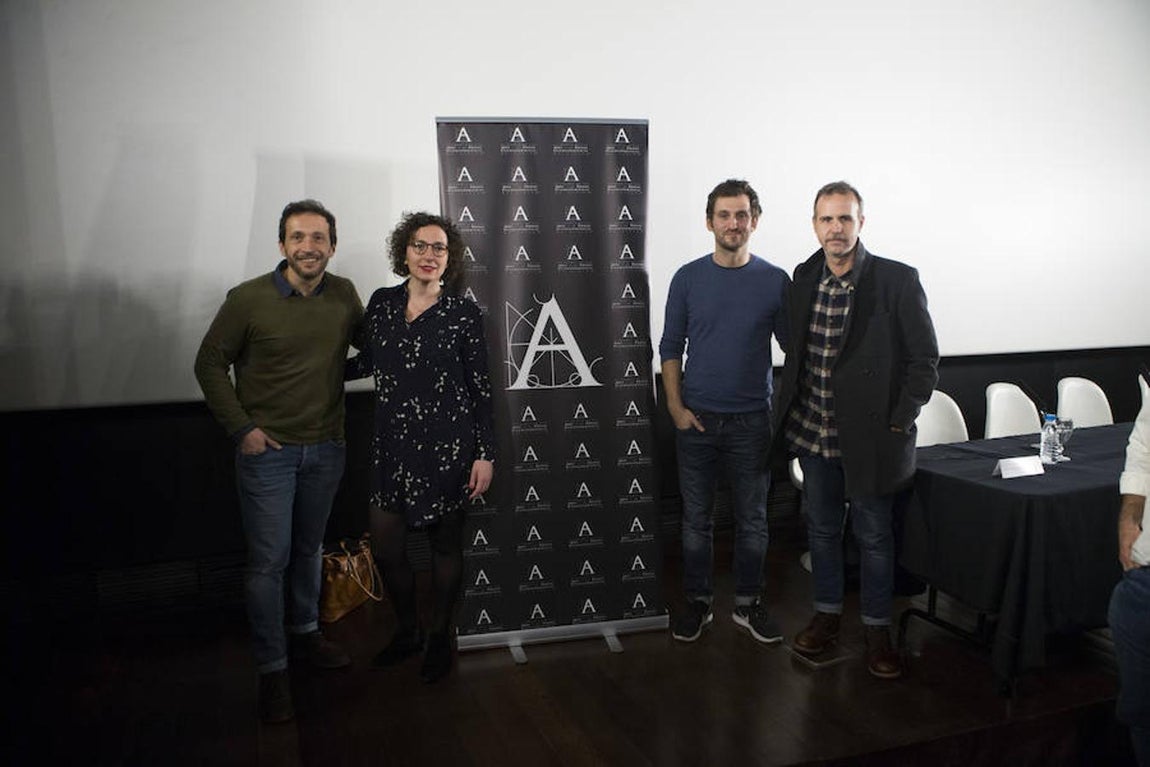 Marc Crehuet, por «El rey tuerto» (Mejor dirección novel). El director de la cinta catalana (a la derecha de la imagen), junto al resto de directores noveles nominados
