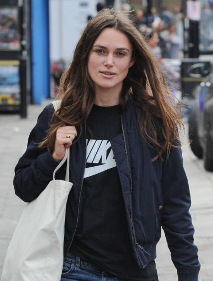 Keira Knightley. «Estuve en Twitter aproximadamente 12 horas con un nombre falso. De repente me siguió Chloë Moretz y tras ella cientos de personas hicieron lo mismo y me asusté».