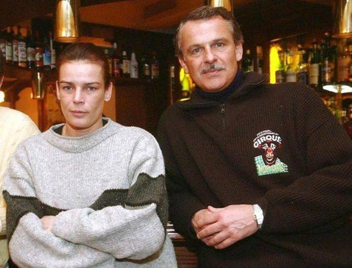 En 2001, la princesa comenzó una relación con un entrenador de elefantes que en ese momento estaba casado, Franco Knie. La pareja y los tres hijos de Estefanía, fruto de sus relaciones anteriores, se trasladaron a la caravana de circo de Knie. Sin embargo, la relación sólo duró hasta 2002. 