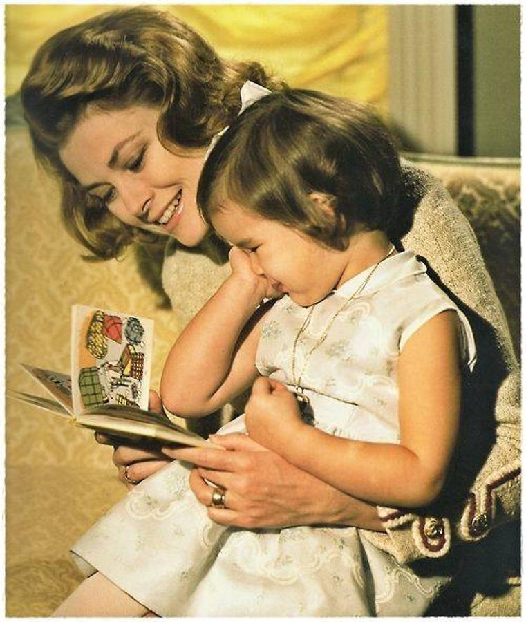 Su madre la llamaba cariñosamente «enfant terrible» (niña salvaje). La princesa Grace Kelly falleció en un trágico accidente de tráfico el 4 de septiembre de 1982 en Mónaco. Estefania viajaba con ella en el asiento del copiloto. En una curva, el coche se salió de la calzada y cayó a una profundidad de 40 metros. Grace Kelly murió al día siguiente y Estefanía resultó gravemente herida. Investigaciones posteriores demostraron que Gracia Patricia sufrió un derrame cerebral, por lo que perdió el control sobre el vehículo. Según contó ella misma a la revista alemana «Bunte», intentó evitar desesperadamente la tragedia tirando del freno de mano para detener el coche.. 