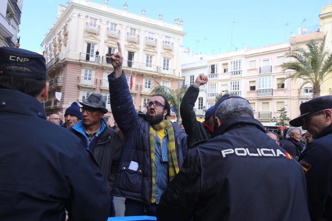 Fotos: Incidentes en Cádiz al inicio de la visita