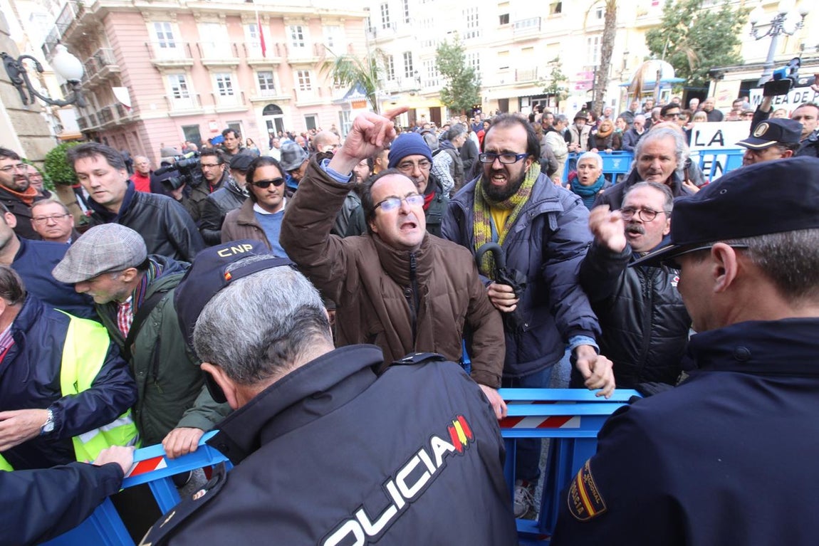 Fotos: Incidentes en Cádiz al inicio de la visita