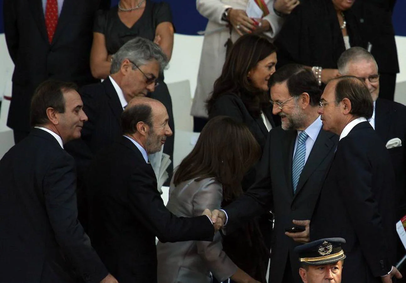 En la celebración del 12 de octubre de 2011 junto a Rubalcaba y Mariano Rajoy