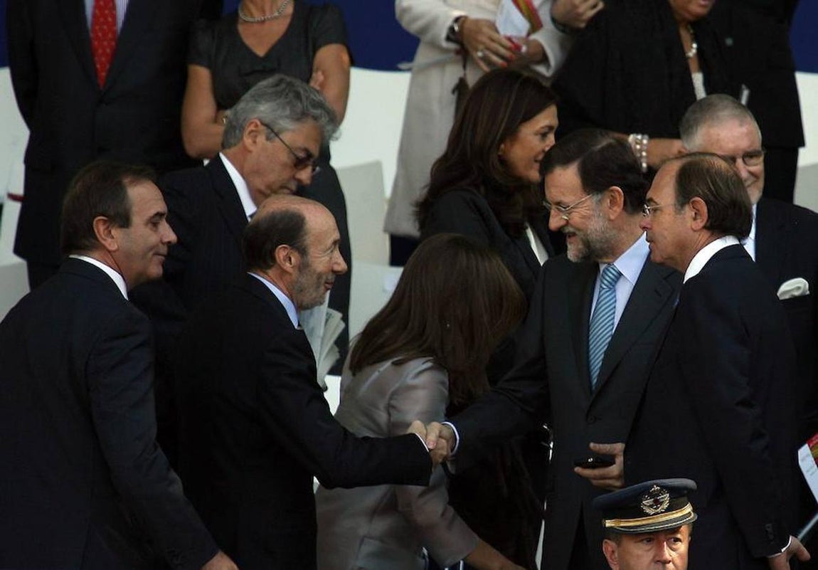 En la celebración del 12 de octubre de 2011 junto a Rubalcaba y Mariano Rajoy. 