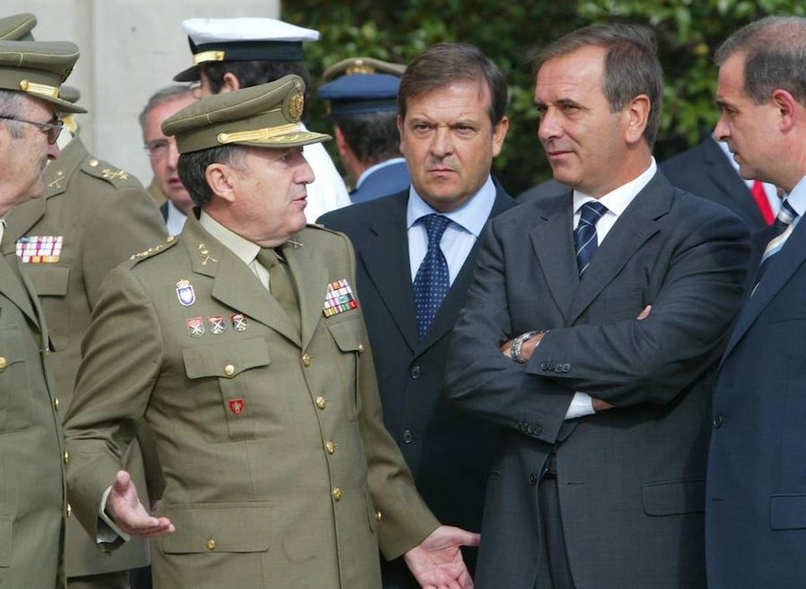 Más tarde, asumió el cargo de ministro de Defensa. En la imagen, presidiendo el acto homenaje a los 17 fallecidos en el Cougar.. 