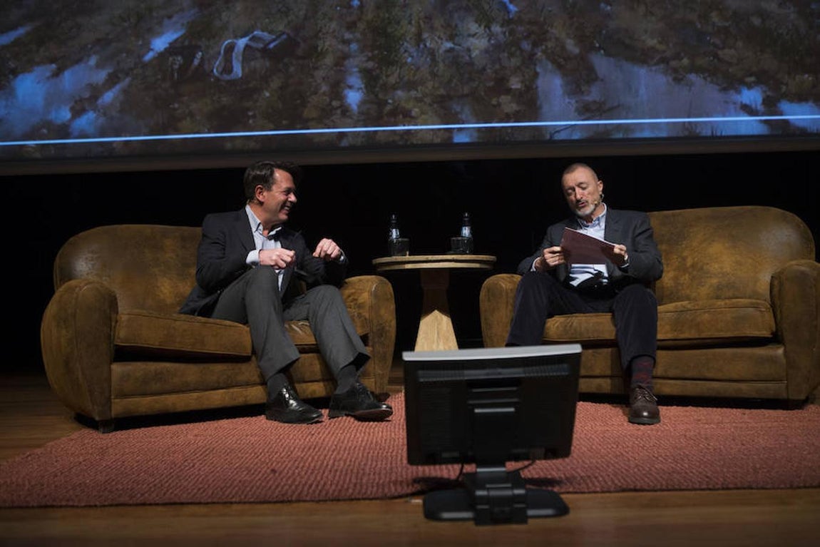 La conversación entre Pérez Reverte y Ferrer-Dalmau, en imágenes. Ferrer-Dalmau a Reverte: «Me irrita que se olvide que los catalanes siempre han combatido por España».