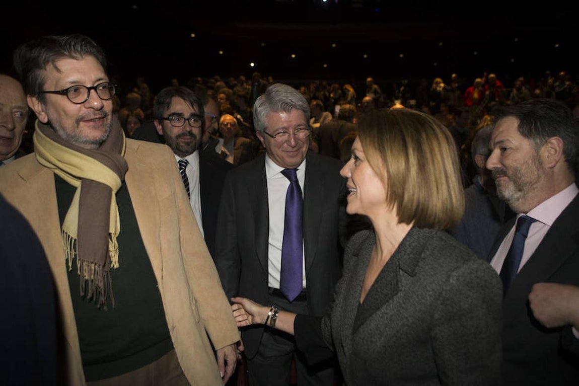 La conversación entre Pérez Reverte y Ferrer-Dalmau, en imágenes. La ministra de Defensa (derecha) María Dolores de Cospedal saluda al columnista de ABC Ignacio Camcha (izquierda), en presencia del responsable de Cultura de ABC, Jesús Calero, y del presidente del Atlético de Madrid, Enrique Cerezo (centro de la imagen).