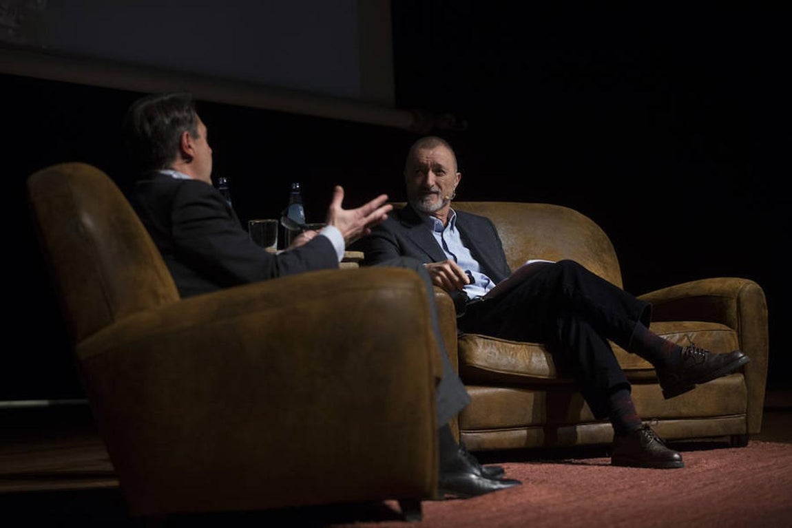 La conversación entre Pérez Reverte y Ferrer-Dalmau, en imágenes. 