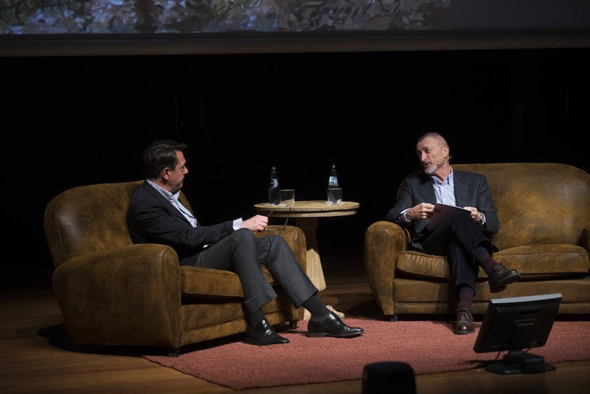 La conversación entre Pérez Reverte y Ferrer-Dalmau, en imágenes. Amigos desde hace muchos años, las obras de ambos tienen muchos puntos en común. Principalmente la historia.