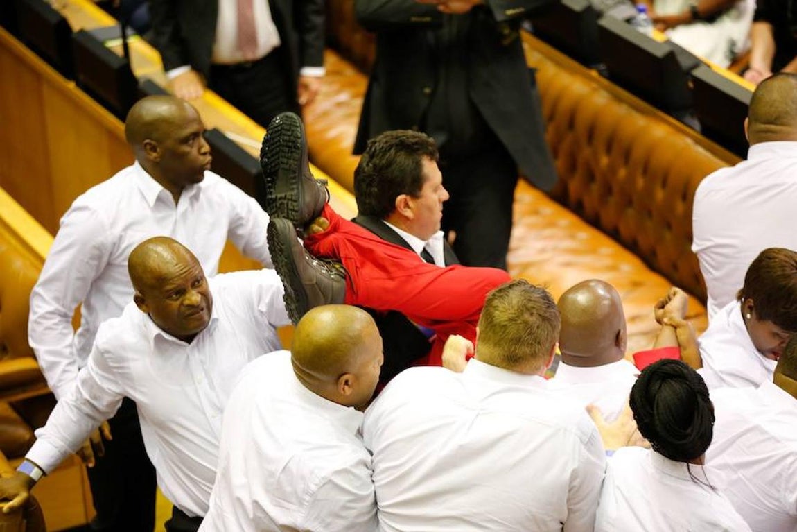 Imágenes de la trifulca entre diputados en el Parlamento de Sudáfrica durante el debate sobre el estado de la nación. 