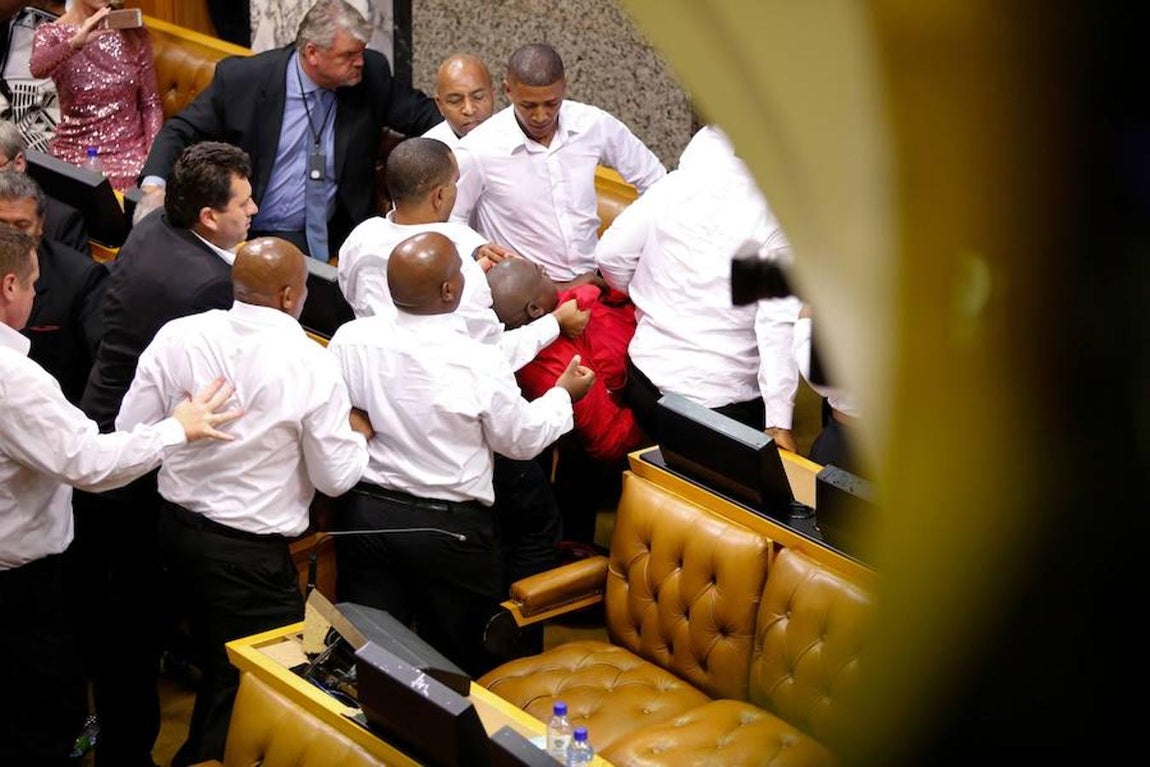 Imágenes de la trifulca entre diputados en el Parlamento de Sudáfrica durante el debate sobre el estado de la nación. 