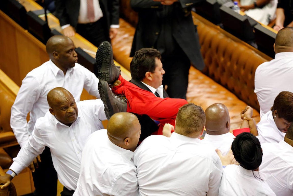 Imágenes de la trifulca entre diputados en el Parlamento de Sudáfrica durante el debate sobre el estado de la nación. 