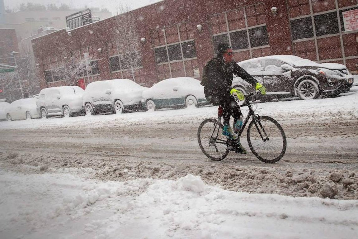 Pese a la nieve, algunos neoyorquinos no se han resignado y han seguido moviéndose en bicicleta. AFP