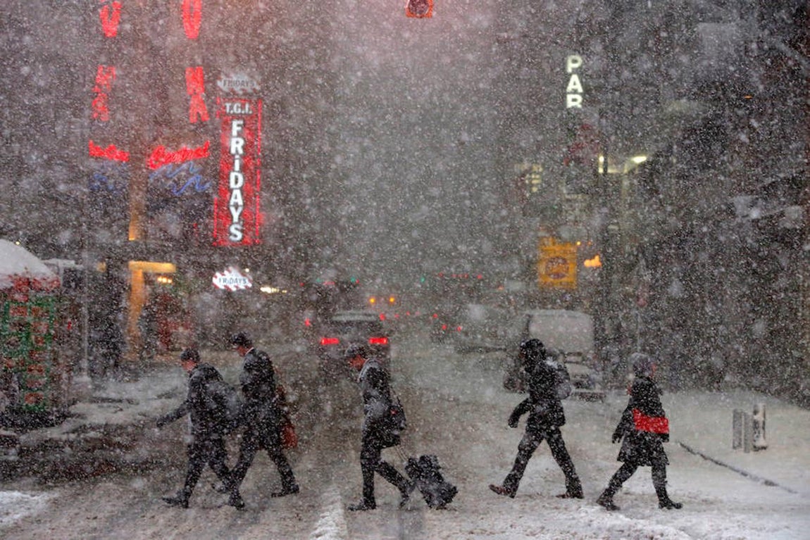 La luz de Times Square se ha visto eclipsada por la tormenta de nieve, que ha traído oscuridad a la ciudad que nunca duerme. Reuters