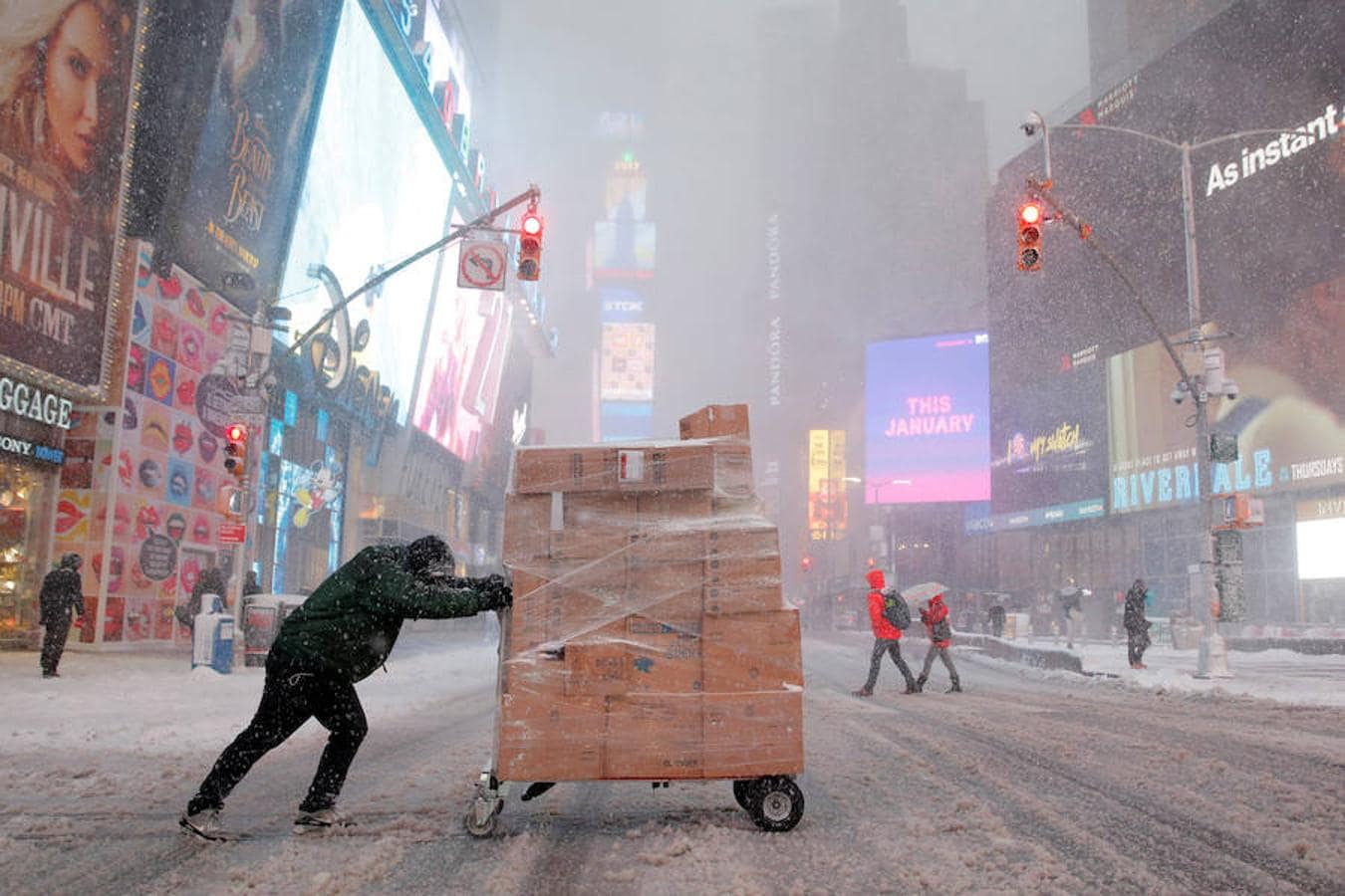 Times Square, prácticamente desierta como consecuencia de la nevada