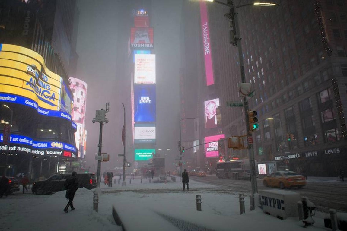 Times Square, atrancado por la nieve. AFP