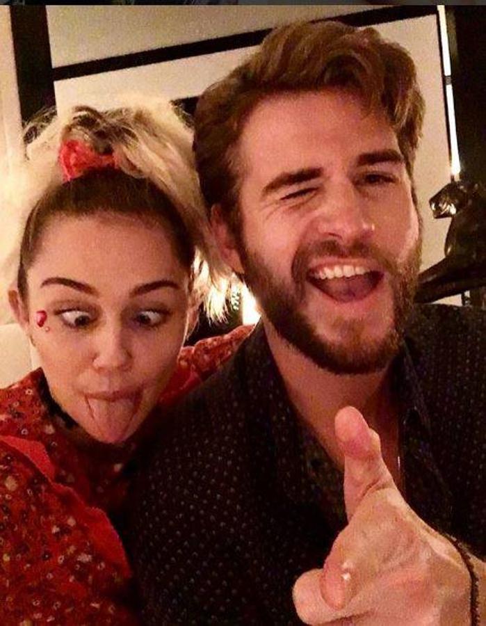 Miley Cyrus y Liam Hemsworth. La pareja se conoció en 2009 durante el rodaje de «The Last Song», en la que Liam representaba a Nicholas Sparks. Ambos confirmaron su relación en 2010, posando juntos en una alfombra roja. Desde ese momento, la pareja se ha embarcado en una relación turbulenta de siete años.
