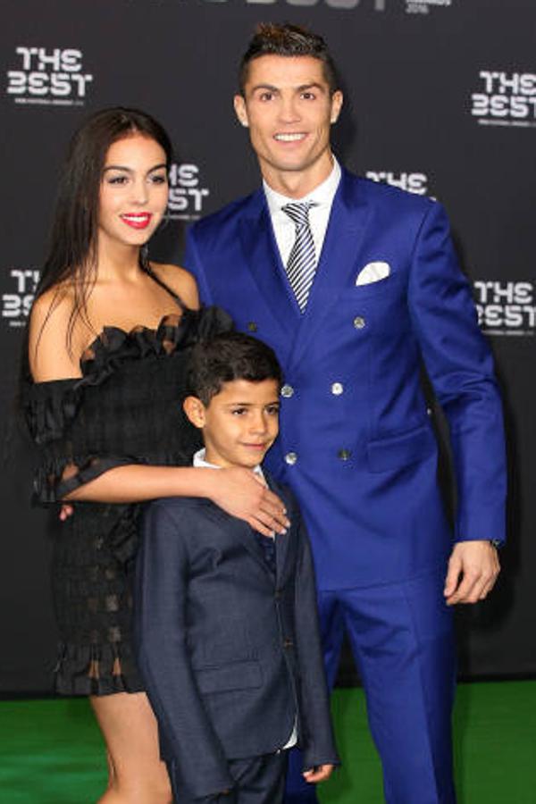 Cristiano Ronaldo y Georgina Rodríguez. Cristiano Ronaldo no esconde sus sentimientos ante la joven Georgina Rodríguez, la modelo y bailarina a la que conoció por casualidad en la tienda de ropa Gucci, donde ella trabajaba como dependienta y de la que se ha vuelto inseparable.