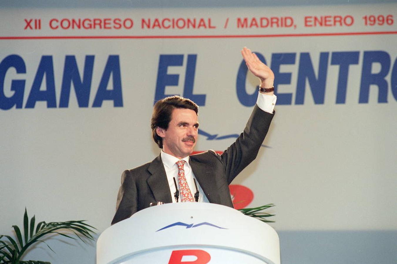 XII Congreso (Madrid, 1996). El PP de Aznar se prepara para ganar por primera vez el poder con un mensaje claro: «Gana el centro». Su «general secretario», Álvarez-Cascos, le acompaña desde 1990 como «dos» de Génova.