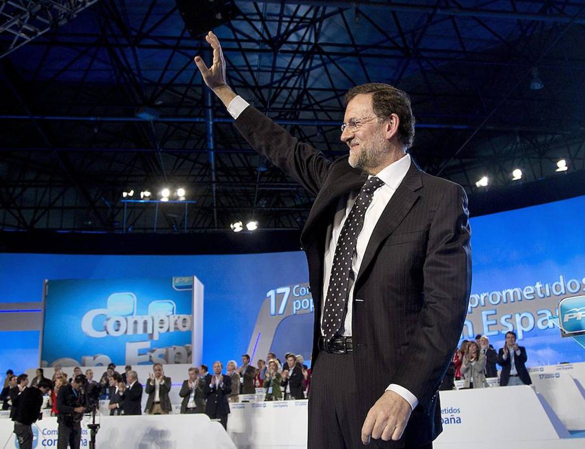 XVII Congreso (Sevilla, 2012). Tras alcanzar por fin La Moncloa, Rajoy es elegido por tercera vez presidente en Sevilla. A su Gobierno le toca afrontar la crisis económica. El PP no celebra congreso desde entonces.