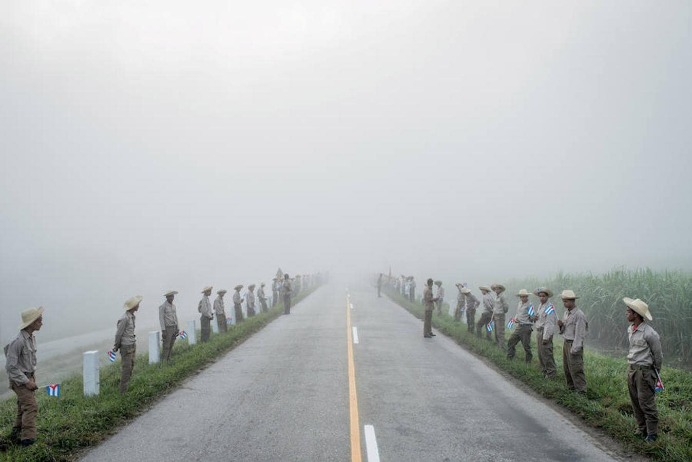 Miembros del Ejército Juvenil del Trabajo cubano esperan al desfile de la caravana en homenaje a Fidel Castro tras su muerte