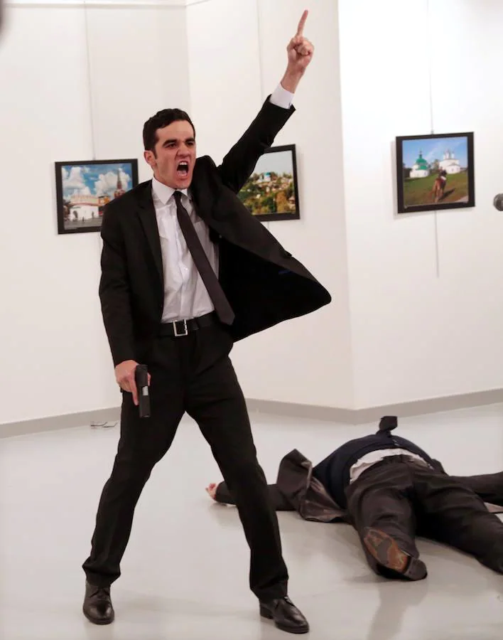 Mevlut Mert Altintas, el terrorista que asesinó al embajador ruso en Turquía, Andrei Karlov, en una galería de arte, grita con la pistola en alto después de dispararle  