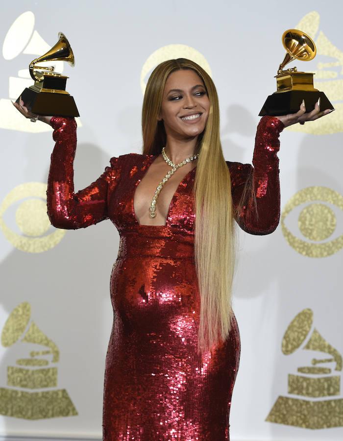 Beyoncé, presume de barriguita y de Grammys en la alfombra roja. 