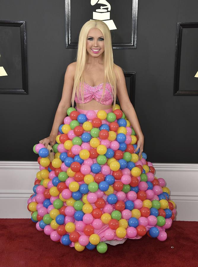 Girl Crush, con un diseño muy atrevido, en la alfombra roja de los Grammy 2017. 