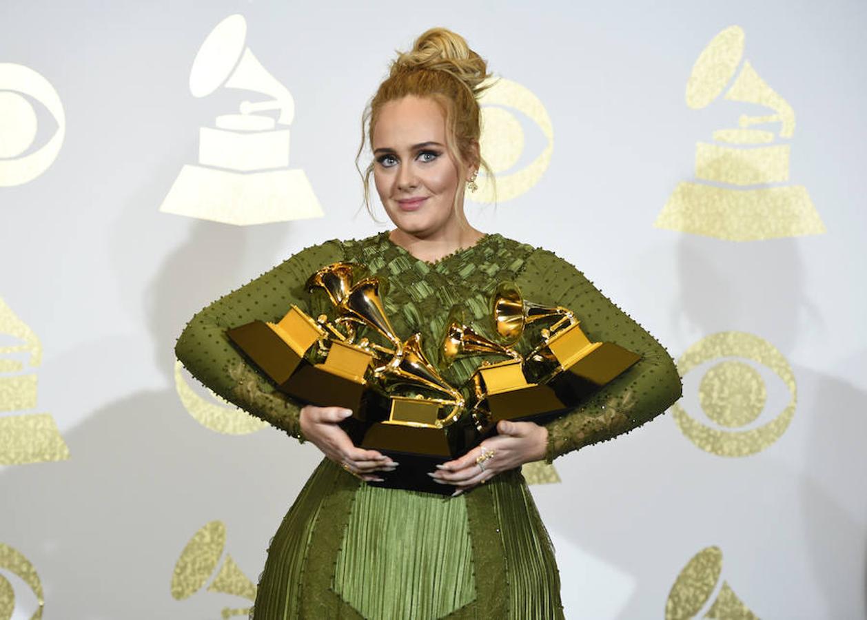 Adele, con cinco Grammys, en la alfombra roja de los Grammy 2017. 