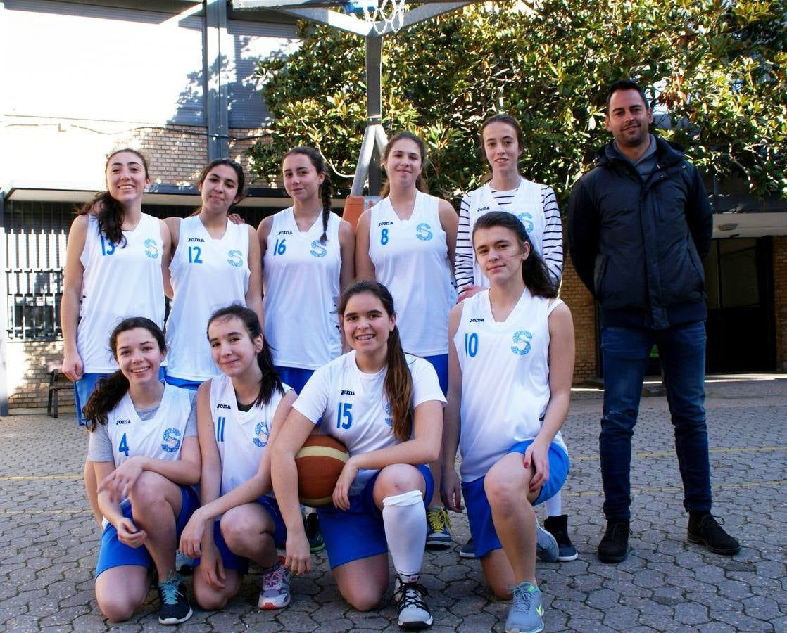 Liceo Europeo. Arriba: Bea (13), Laura (12), Julia (16), Giulia (8), Ana (7), Sergio (E). Abajo: Claudia (4), María (11), Patricia (15), Paula (10). 