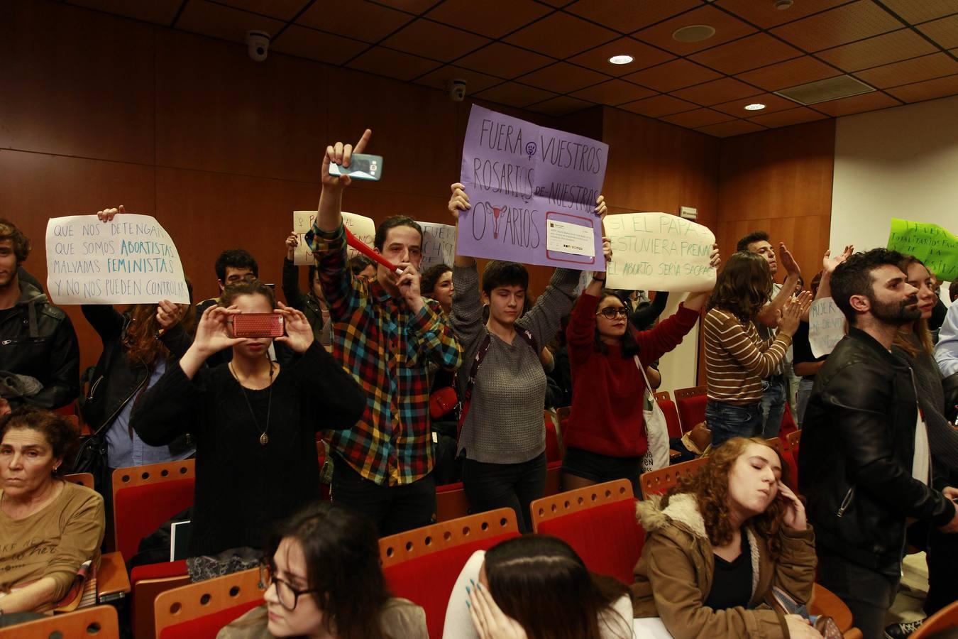 Jóvenes de ultraizquierda boicotean un debate sobre ideología de género