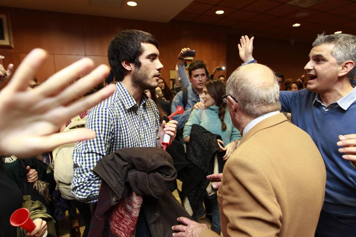 Jóvenes de ultraizquierda boicotean un debate sobre ideología de género