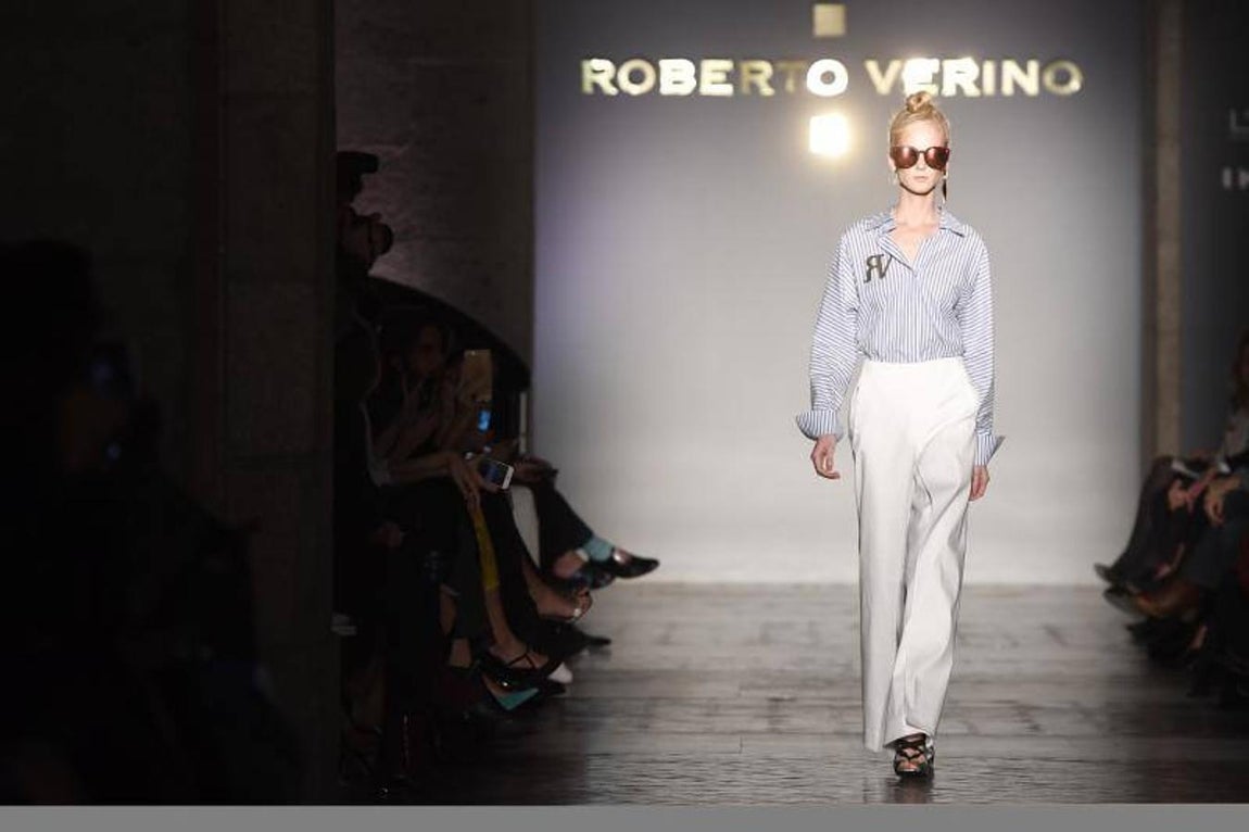 Pantalón blanco de lino con camisa a rayas. 