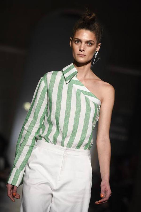 Camisa asimétrica de rayas verdes agua. 