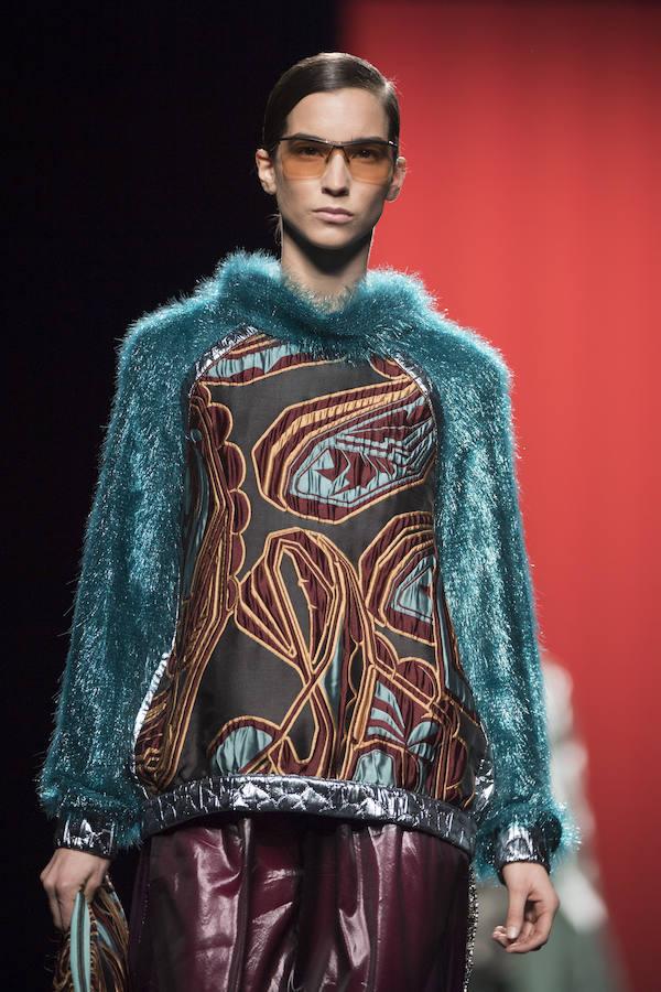 Custo muestra su lado más colorido