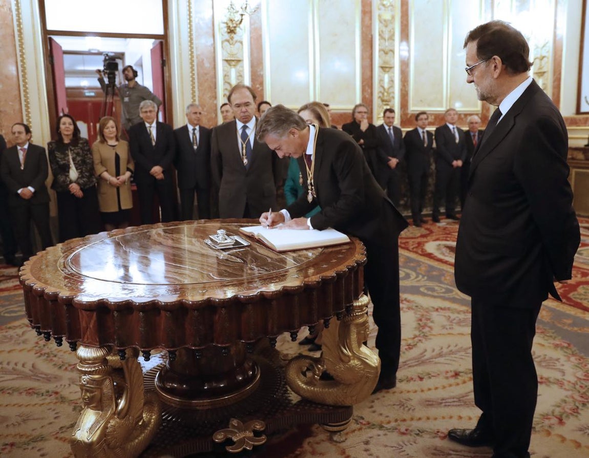 El presidente de Argentina, Mauricio Macri, firma en el libro de Honor del Congreso de los Diputados, en presencia del presidente del Gobierno, Mariano Rajoy, el presidente del Senado, Pío García-Escudero y la presidenta del Congreso de los Diputados, Ana Pastor. 