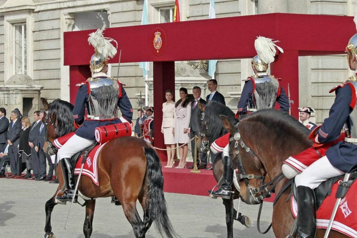 El Rey Felipe VI y la Reina Letizia asisten a un desfile militar junto al presidente de Argentina, Mauricio Macri, y su esposa, Juliana Awada, en el Palacio Real. 