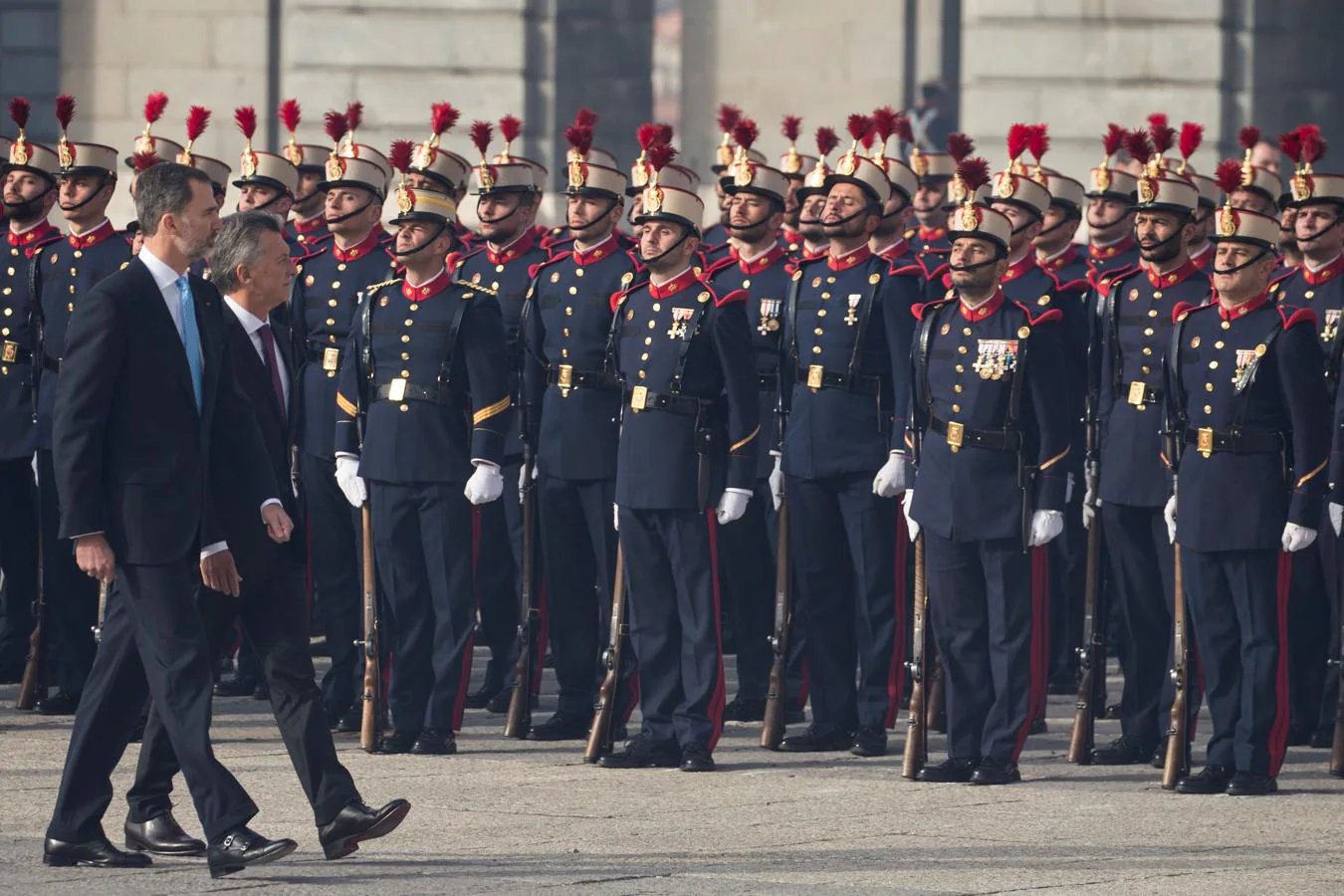 El Rey Felipe VI y el presidente de Argentina, Mauricio Macri, durante la ceremonia celebrada en el Palacio Real