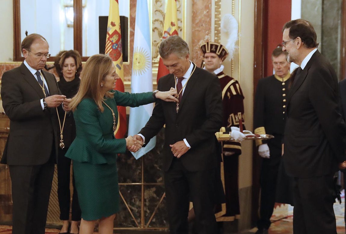 El presidente de Argentina, Mauricio Macri, junto al jefe del Ejecutivo español, Mariano Rajoy, y la presidenta del Congreso, Ana Pastor, recibe la medalla del Senado, de manos de su presidente, Pío García-Escudero. 